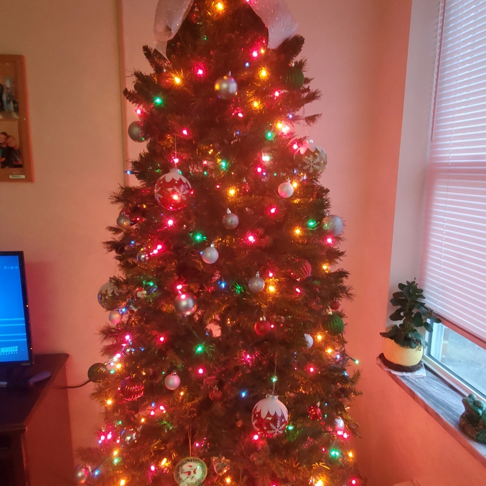 Beautiful 7 1/2 Ft Yuletide Christmas Tree